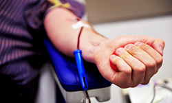 Až 2 000 Kč dárcům krve na rehabilitační aktivity